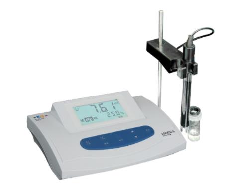 工業(yè)在線pH酸度計(jì)使用和維護(hù)： 1、 工業(yè)在線pH酸度計(jì)電極前端的保護(hù)瓶內(nèi)有適量3.3MKCL泡溶液，電極頭浸泡其中，以保持玻璃球泡和液接界的活化，測 量時(shí)旋松保護(hù)瓶，拔出電極，用去離子水洗凈即可使用。 2、 測量前，應(yīng)注意將玻璃泡內(nèi)的氣泡甩去，否則將造成測量誤差，測量時(shí)應(yīng)將電極在測試溶液中攪動(dòng)后靜 止放置，以加速響應(yīng)。 3、 檢查接頭處是否干燥清潔，如有沾污，需用無水酒精擦洗干凈吹干后使用。 4、 建議采用二點(diǎn)法校準(zhǔn)電極，通常先用PH 6.86緩沖液校定位，再用 PH4.01或PH9.18緩沖液確定斜率。 5、 用后將電極洗凈后插進(jìn)保護(hù)瓶并旋緊瓶蓋，經(jīng)防止溶液滲出。 6、 電極應(yīng)定時(shí)清洗，若電極玻璃球泡與聚四氟乙烯環(huán)形液接界污染，可用下列試劑清洗。 a.表面活性劑清洗。 b.鈣沉淀物或金屬氫氧化物可用10%的稀鹽酸清洗。 c.硫化物沉淀可用10%的稀鹽酸清洗。 d.蛋白質(zhì)附著物可用10%的稀鹽酸和胃蛋白酶的混合物清洗。